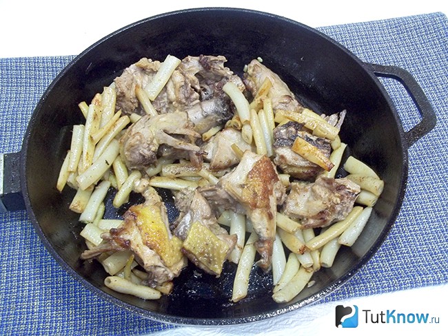 Спаржа с курицей жарится