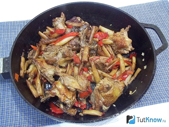 Продукты заправлены соусом