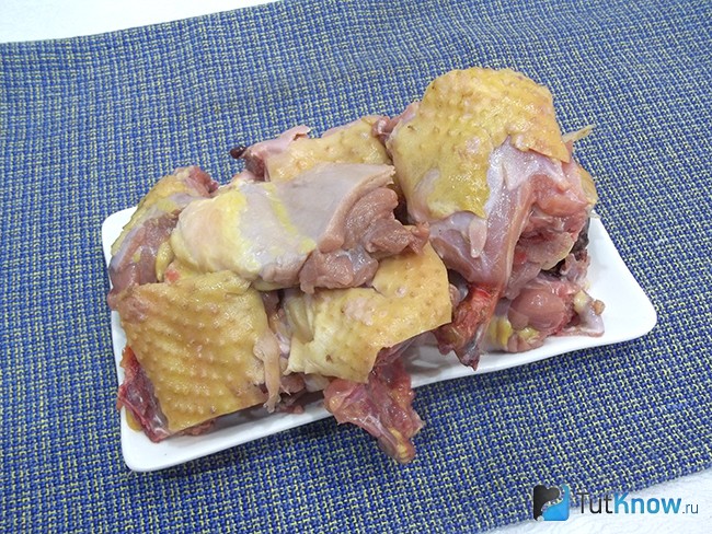 Курица нарезана кусочками