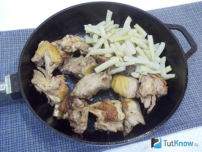 Спаржа добавлена в сковороду к курицы