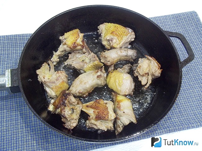 Курица жарится на сковороде