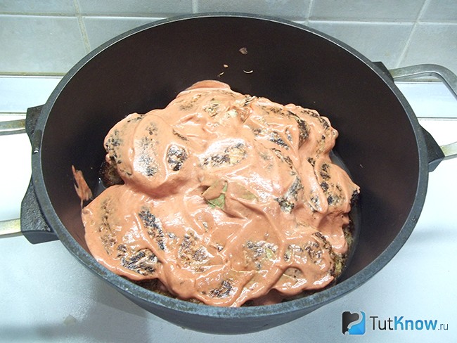 Котлеты политы соусом