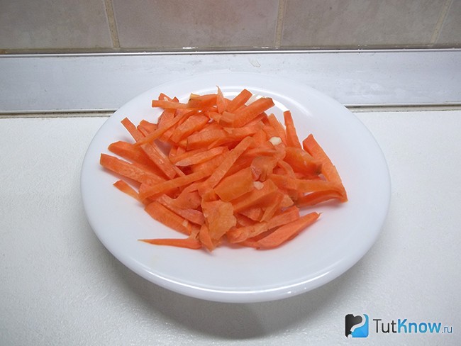 Морковь нарезана