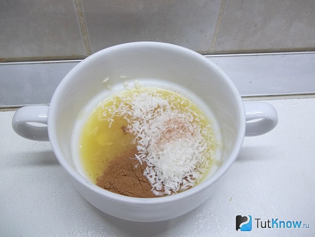 Продукты для соуса соединены