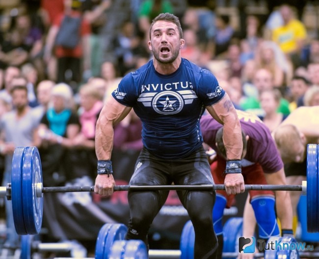 Спортсмен выполняет упражнения со штангой