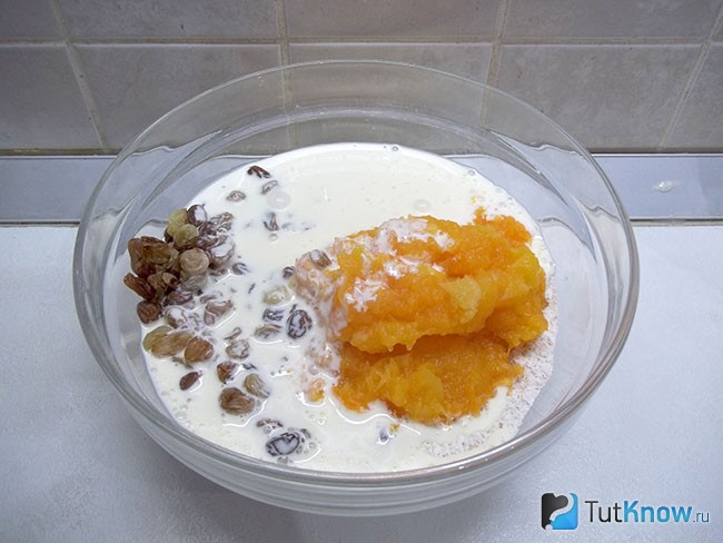 К сухим продуктам добавлена жидкая яично-сметанная масса