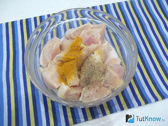 Мясо приправлено специями