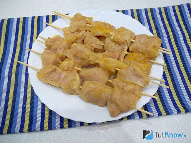 Мясо нанизано на шампура