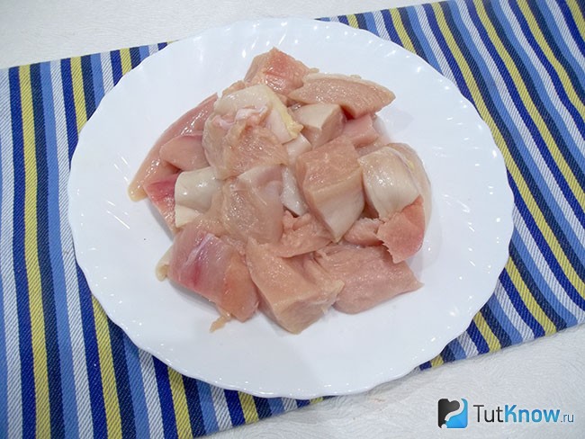 Мясо нарезано кусочками