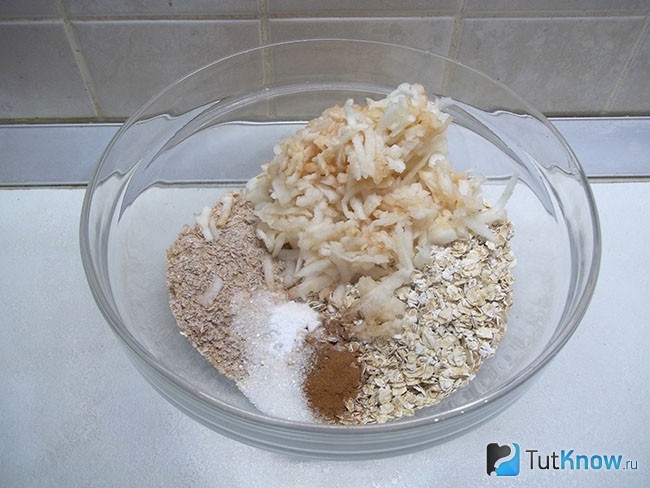 К продуктам добавлено яблочное пюре, сахар и корица