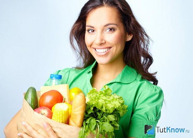 Женщина держит пакет с продуктами