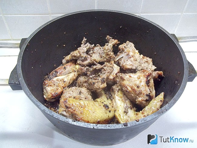 Курица и луком прожарены