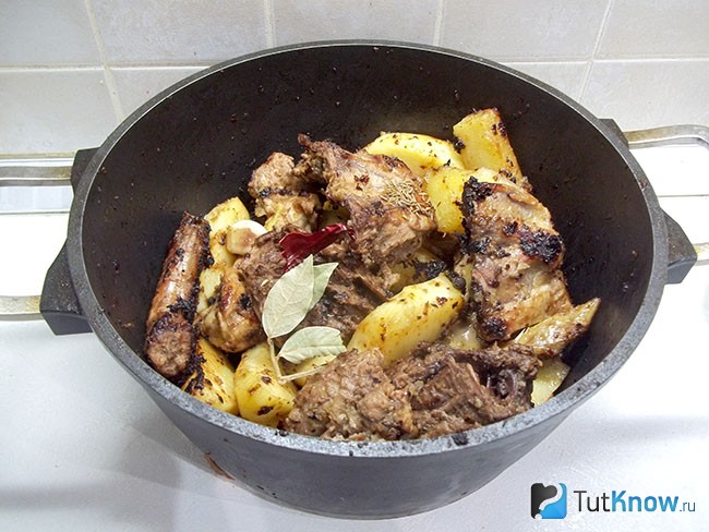 Курица и картофель прожарен