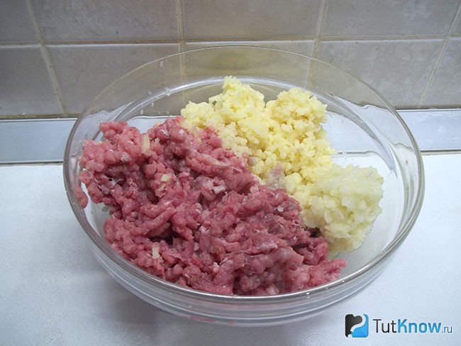 Мясо, картофель и лук перекручены