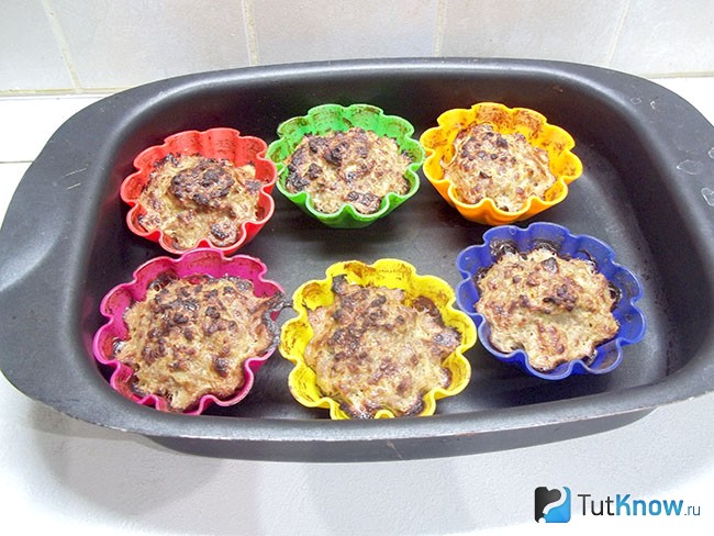 Испечены мясные кексы