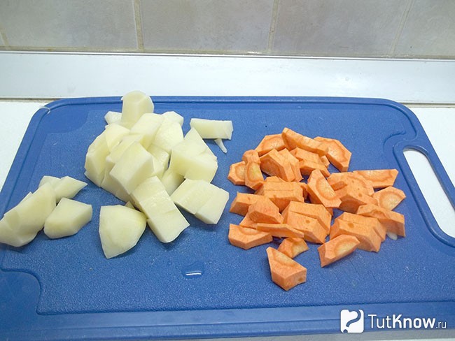 Картофель с морковью очищена и нарезана