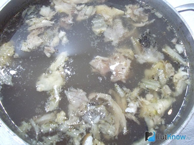 Картофель с морковью варятся в кастрюле
