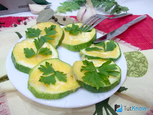 Готовые кабачки с сыром в микроволновке