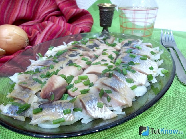 Готовая селедка с маринованным луком