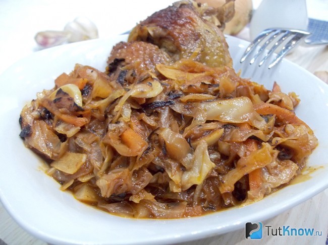 Готовая тушеная капуста с курицей