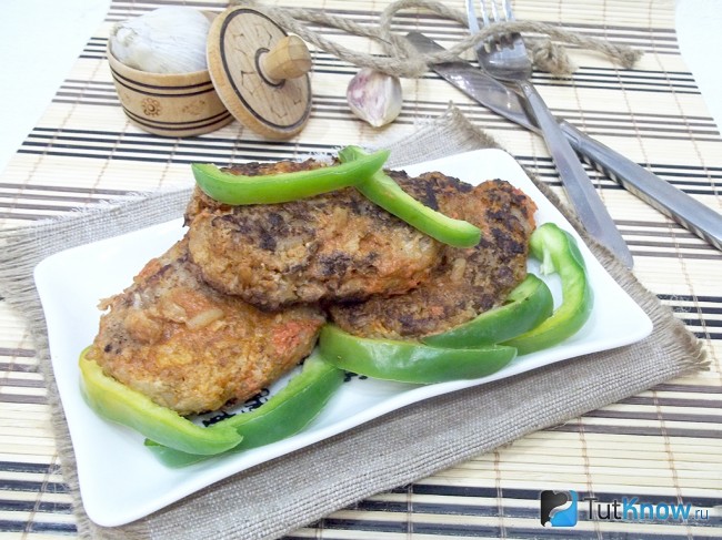 Готовые котлеты с капустой и рисом