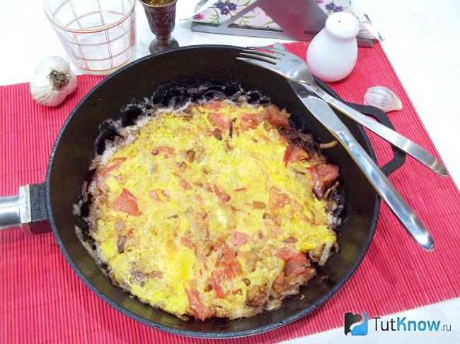 Готовая яичница с помидорами и луком