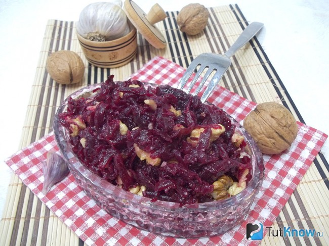 Готовый салат из свеклы с орехами