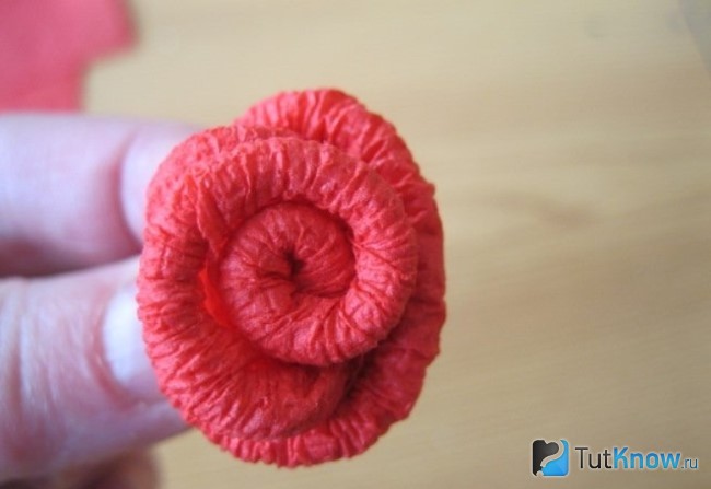 Готовая роза из салфетки