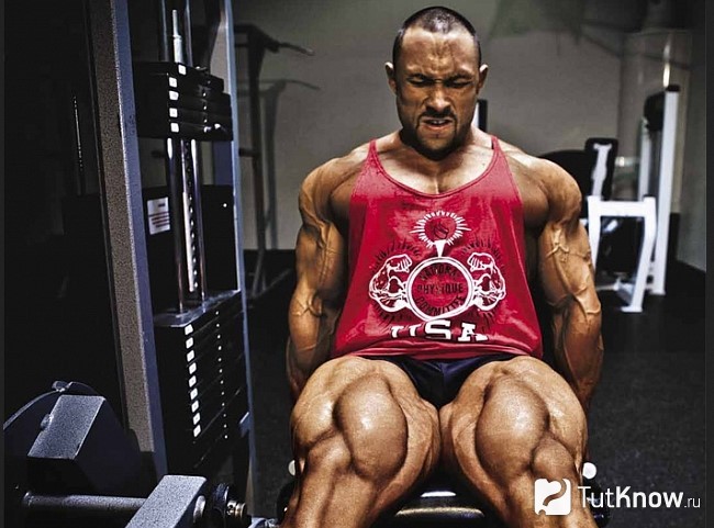 Спортсмен выполняет жим ногами