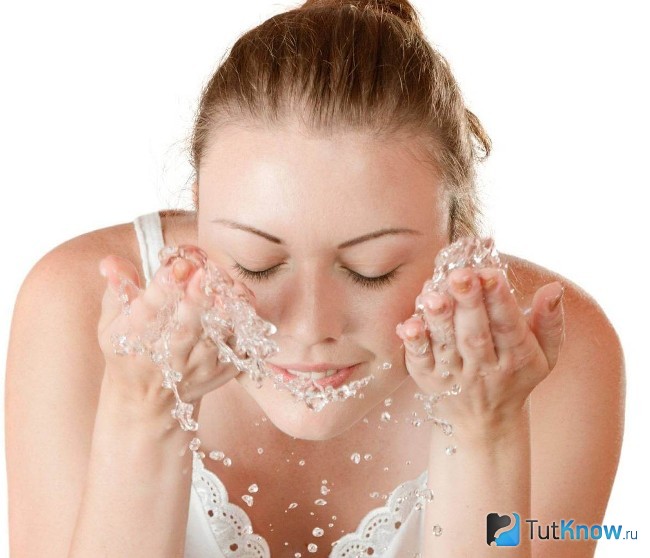 Умывание лица прохладной водой