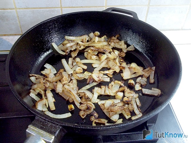 Лук пассируется на сковороде