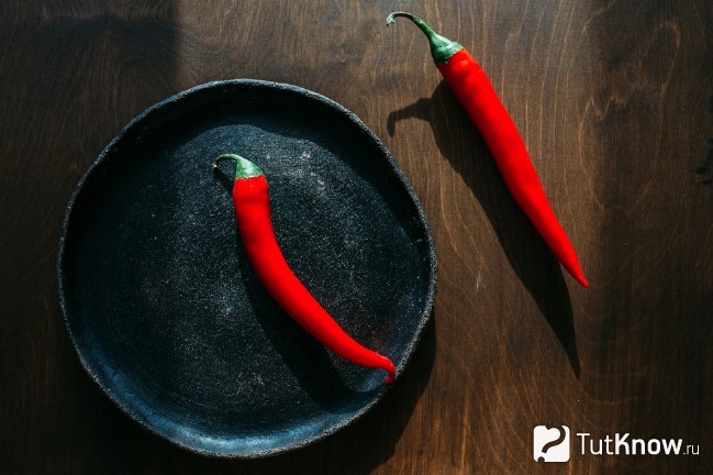 Стручки красного перца на сковородке