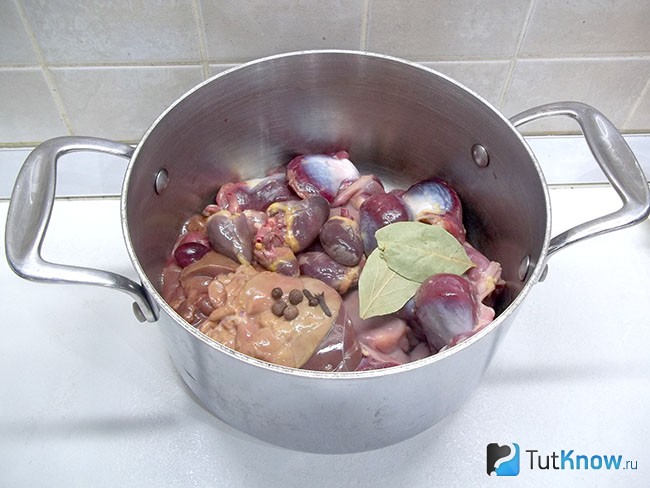 Субпродукты опущены в кастрюлю для варки