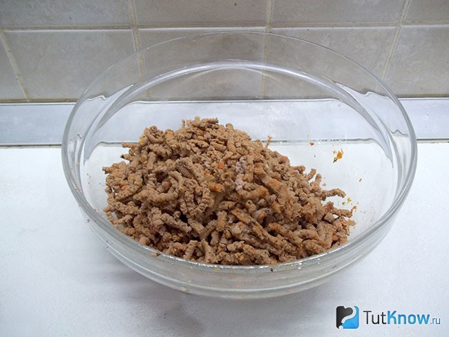 Продукты еще раз перекручены через мясорубку