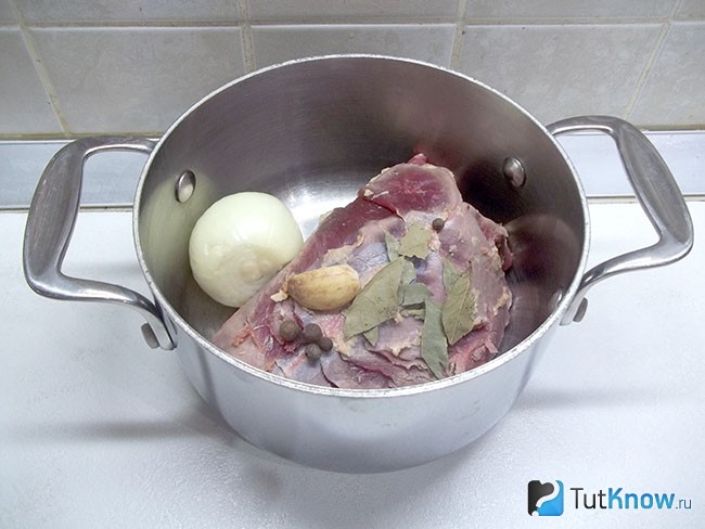 Мясо со специями опущены в варочную кастрюлю