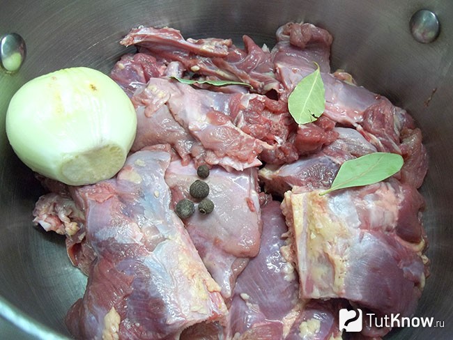 Мясо нарезано и опущено в варочную кастрюлю