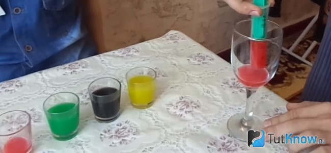 Красную жидкость наливают в фужер