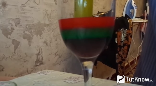 Желтую жидкость наливают в фужер