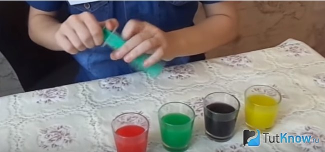 Окрашивание воды в рюмках