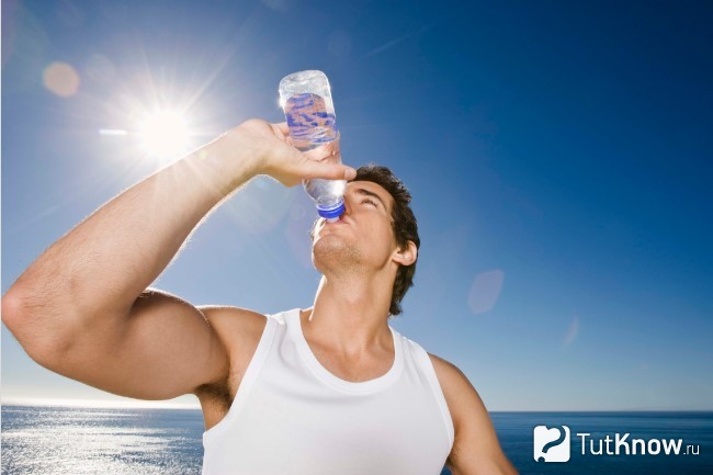 Спортсмен пьет воду