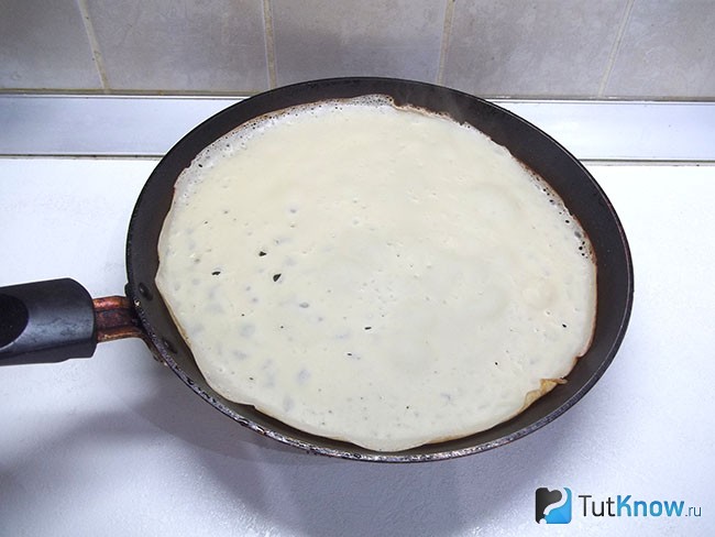 Блины жарятся на сковороде