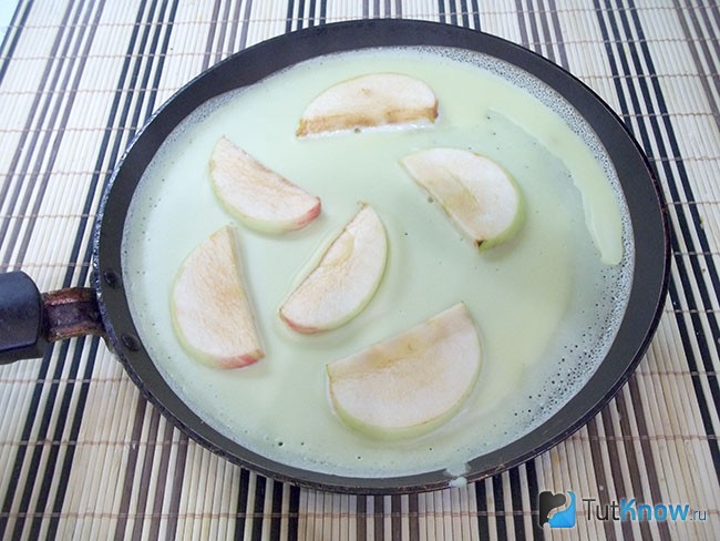 Тесто вылито на сковороду и выложены кусочки яблок