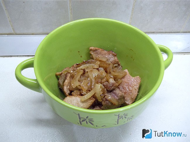 В горшочки опущено жареное мясо с луком