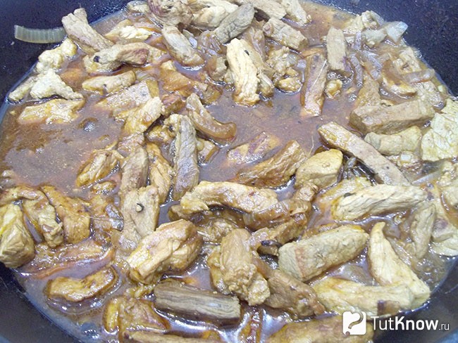 Продукты перемешаны и тушатся