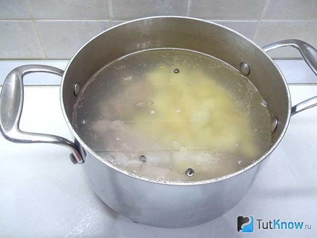 Картофель опущен в варочную кастрюлю