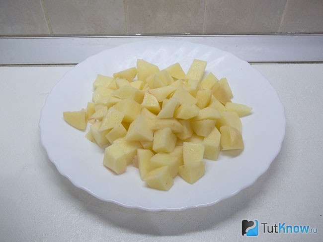 Картофель нарезан кубиками