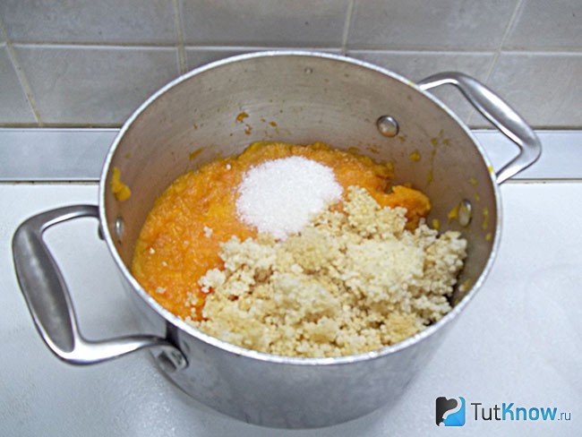 Тыква соединена с пшеном и сахаром