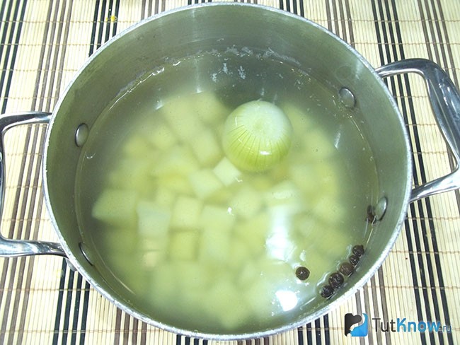 Картофель залит водой и отварен