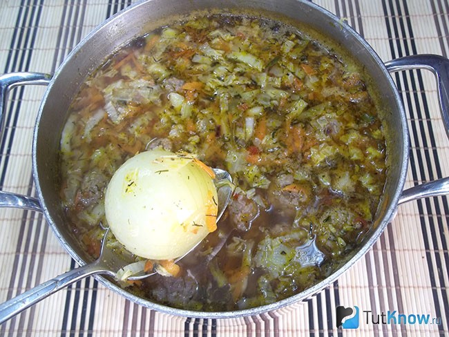 Из кастрюли удалена луковица