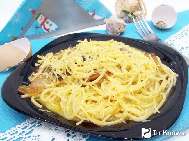 Готовые спагетти с беконом и сыром